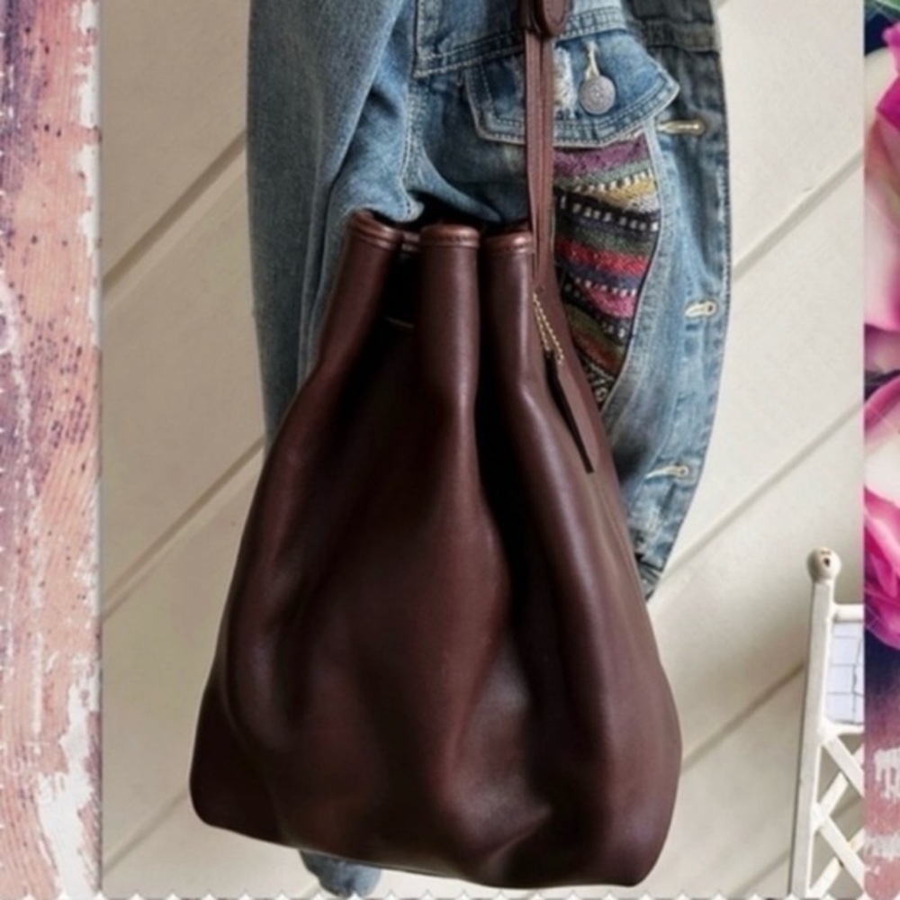 VINTAGE COACH MAHOGANY LEATHER SMALL DRAWSTRING SLING  BUCKET BAG
Style 9165